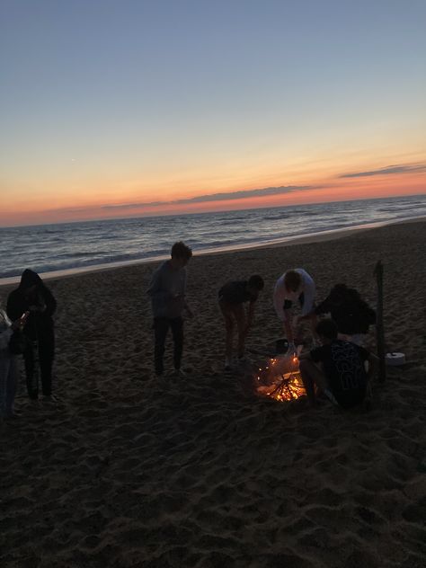 #feu #🔥#plage #amis #friends Photo Pote, Qui Ment, False Beliefs, Photos Bff, Bonfire Party, Manifesting Dreams, A Moment In Time, High Life, استوديو الصور