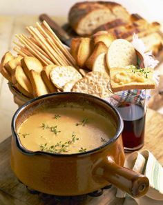 Best Fondue Recipes, Cheese Sauce For Veggies, Cheese Sauce For Macaroni, Fondue Dinner, Fondue Recipes Cheese, Beer Cheese Dip, Cheddar Cheese Sauce, Fondue Party, Cheese Sauce Recipe