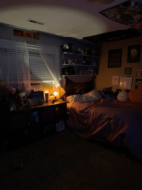 Midwest Emo Bedroom, Grunge Bed, Alt Bedroom, Dark Room Aesthetic, Alternative Bedroom, Emo Bedroom, Indie Rooms, Alt Room, Messy Bedroom