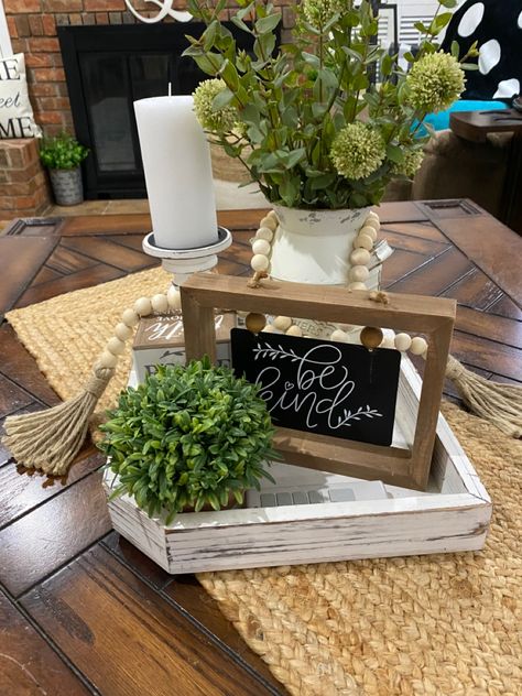 Square Tray Decor Ideas, Square Dining Table Centerpiece, Flowers Coffee Table, Coffee Table Centerpiece Ideas, Styling Coffee Table, Dining Table Decor Centerpiece, Round Coffee Table Decor, Coffee Table Designs, Coffee Table Arrangements