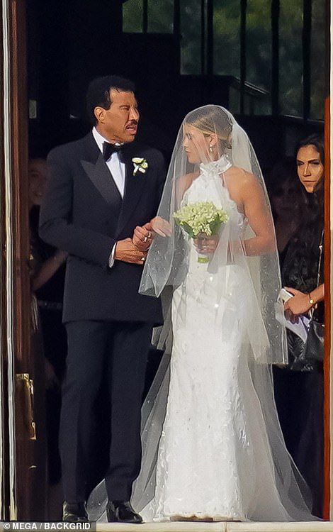 Cannes Wedding, Sofia Richie And Elliot Grainge, Sofia Richie And Elliot, Sophie Richie, Elliot Grainge, Chanel Wedding Dress, Lavish Wedding, Reception Look, Ivory Gown