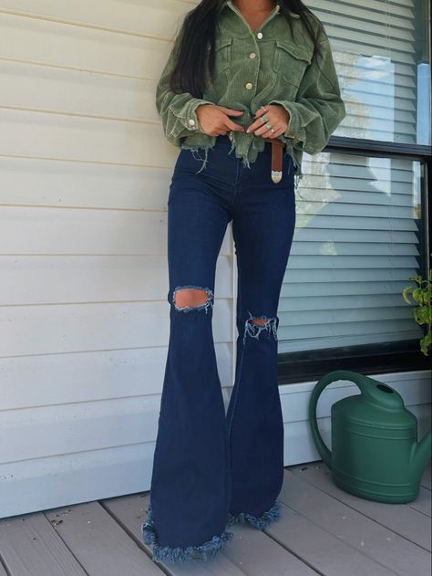 Mid State Fair Outfit, Lowkey Western Outfits, Flare Jeans Cowgirl Outfit, Dark Bell Bottom Jeans Outfit, Cowgirl Boots Outfit Fall Jeans, Nashville Outfits Jeans, Real Country Outfits, Cute Outfits Flare Jeans, Western Flare Jeans Outfit