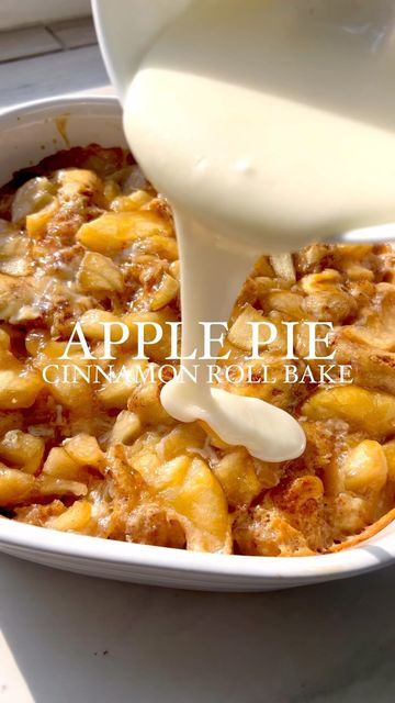 Cinnamon Rolls Apple Pie Filling Heavy Cream Crockpot, 3 Ingredient Cinnamon Roll Apple Pie, Cinnamon Roll Crust, Cinnamon Roll Apple Pie, Cinnamon Desserts, Cinnamon Rolls From Scratch, Cinnamon Roll Bake, Apple Pie Bars, Canned Apples