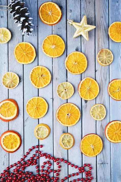 Lemon Garland, Eco Friendly Christmas Decorations, Lemon Crafts, Garland Tutorial, Recipes Vintage, Oranges Gift, Eco Friendly Christmas, Holiday Deco, Scandi Christmas