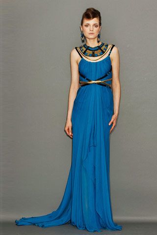 REINTERPRETATION - This dress has similar lines to that of what an Egyptian queen would were however they probably did not wear this vibrant blue color that is the modern twist added to the garment. Egyptian Inspired Fashion, Egyptian Dress, Grecian Gown, Egiptul Antic, Egyptian Fashion, Egypt Fashion, Mode Glamour, Egyptian Inspired, Greco Roman