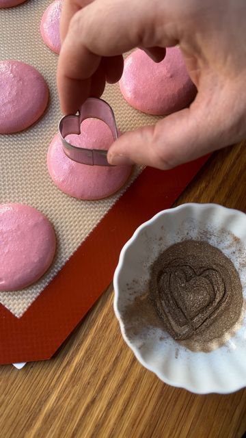 Textured Macarons, Macaroons For Wedding, Macaron Filling Recipe, Valentines Macarons, Macaron Business, Personalized Macarons, Macaron Decoration, Macaron Art, Sherbet Recipes