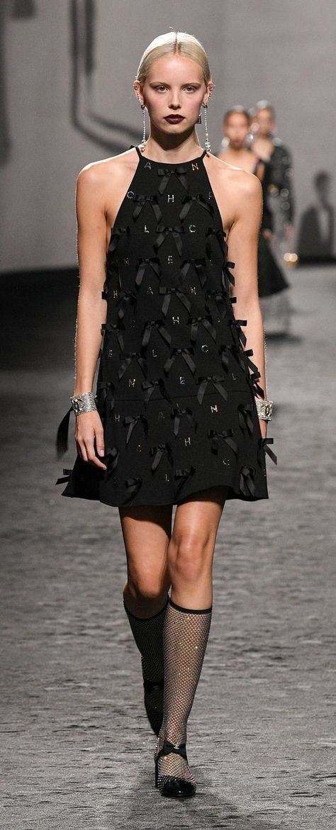 Channel Dress Classy, Chanel White Dress, Chanel Spring 2023, Black And White Girl, Chanel Runway, Chanel Outfit, Chanel Dress, Sophisticated Outfits, Chanel Spring