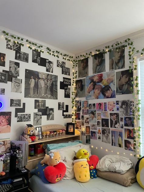 Kpop Poster Wall Ideas Room, Bts Bedroom Ideas, K Pop Poster Wall Ideas, Bts Room Ideas, Kpop Inspired Room, K-pop Room, Kpop Room Ideas, Kpop Room Decor, Room Decor Ideas Aesthetic