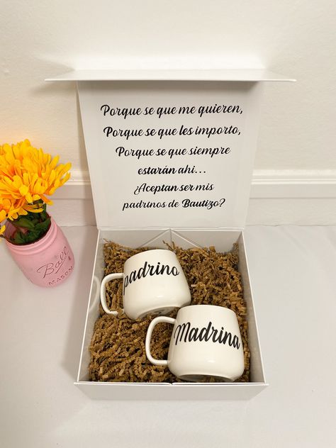 This godparent proposal box comes with 2 white ceramic mugs. Write your own personal message inside the box. padrinos propsal in spanish for bautizo, primera comunion, quincenera.  PLEASE READ INSTRUCTIONS ON HOW TO ORDER BELOW ✨DETAILS - (1) white, magnetic box - (2) 12oz white ceramic mugs - font color for mugs come in white, gold, rose gold, or black - font color for box comes in gold, rose gold, or black - add a personalized message inside  ✨HOW TO ORDER: - choose your font color for the box Padrinos Proposal Spanish Bautizo, Ideas Para Pedir Que Sean Padrinos, Padrinos Proposal Spanish, Padrinos Proposal, Padrino Proposal, Godparent Request Ideas, Godparent Request, Godparent Proposal, Baby Boy Announcement