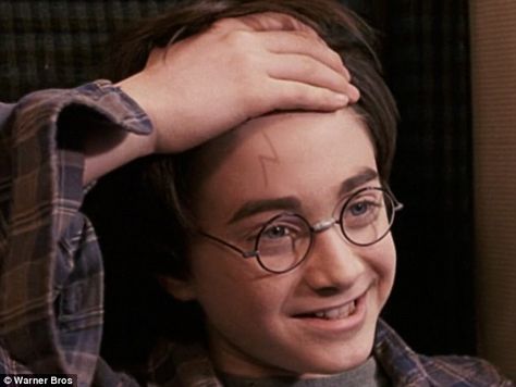 Harry Potter's lightning-bolt scar, which was cast upon him at the age of 15 months accord... Sonic The Hedgehog Halloween Costume, Harry's Scar, Harry Potter Lightning Bolt, Harry Potter Scar, Harry Potter Lightning, Harry Potter Activities, Harry Potter Food, Book Week Costume, Harry Potter Tattoos