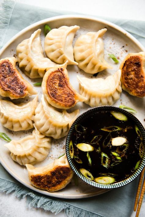 Easy dumpling sauce made with 6 ingredients! #asianpantry #dumplings Healthy Nibbles, Potstickers Recipe, Dumpling Dipping Sauce, Dumpling Sauce, How To Make Dumplings, Scallion Pancakes, Dumpling Wrappers, Resep Diet, Wontons