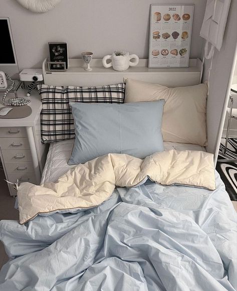 Room Inspo Blue, Uni Accommodation, Pinterest Room, Bilik Idaman, Room Makeovers, Dekorasi Kamar Tidur, Study Room Decor, Bilik Tidur, Room Deco