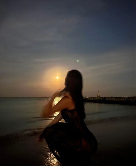 Beach At Night Poses, Beach Aesthetic Outfits, Face Pic, Dark Beach, Beach At Night, Space Photography, Dreamy Photography, Beach Night, Beach Pictures Poses