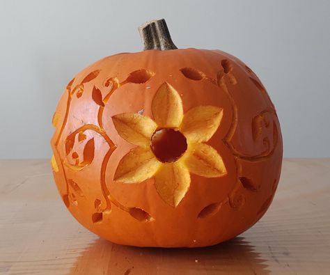 Pumpkin Carving Ideas Aesthetic Flowers, Pumpkin Carving Flower Design, Hummingbird Pumpkin Carving, Pumpkin Carving Ideas Cute Faces, Pumpkin Carving Sunflower, Pumpkin Carving Flower Pattern, Autumn Pumpkin Carving, Easy Small Pumpkin Carving Ideas, Flower Carved Pumpkin