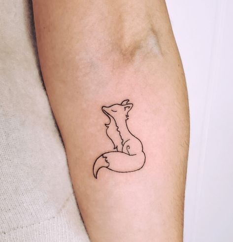 50 Chic Small Tattoos For Women That Will Steal Your Heart Tats With Meaning, Small Fox Tattoo, Small Bird Tattoos, Small Tattoos For Women, Fox Tattoo Design, Tiny Tattoos For Women, Tiny Tats, Small Flower Tattoos, Fox Tattoo