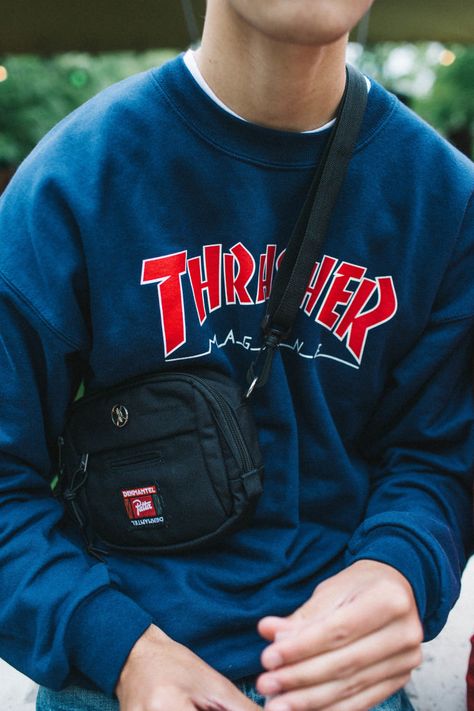 16 Reasons You Need To Go Buy A Fanny Pack Right Now Fanny Pack Outfit Men, Streetwear Fashion Boys, Fany Pack, Waist Bag Outfit, Fanny Pack Outfit, Shoulder Bag Outfit, Fanny Pack Fashion, Street Style Bags, The Guys