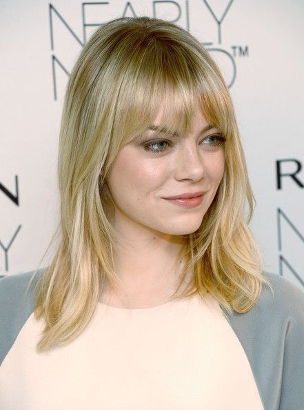 Emma Stone Bangs, Emma Stone Blonde, Short Dark Hair, London Hotel, Square Face Hairstyles, Blonde Hair With Bangs, Dye My Hair, Emma Stone, Face Hair