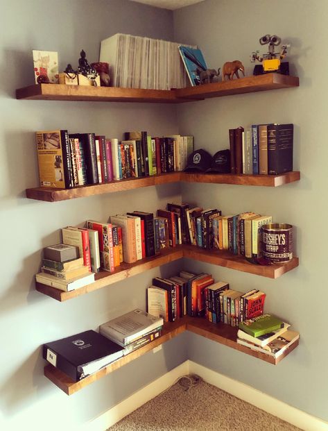 Rustic Wall Shelves Living Room, Diy Bookshelf Corner Wall, Reading Corner Bookshelves, Book Shelves Corner, Corner Floating Bookshelves, Corner Bookshelf Diy, Corner Wall Bookshelves, Corner Bookshelves Diy, Bookshelves On Wall