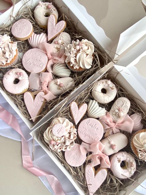 Wedding Treat Boxes, Bridesmaid Treat Boxes, Ruby Wedding Cake, Wedding Treats, Bridesmaid Boxes, Dessert Boxes, Ruby Wedding, Sweet Box, Box Cake