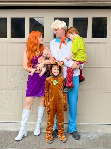 Are you planning a fun family costume this year? Check out these curated 34 best family costume ideas that everyone will love! From creative themes to coordinated outfits, find the perfect inspiration to make your family stand out at your next event. Scooby Doo Disfraz, Diy Family Halloween Costumes, Scooby Doo Halloween Costumes, Disney Family Costumes, Family Costume Ideas, Family Halloween Costume Ideas, Family Themed Halloween Costumes, Artist Hue, Family Halloween Costume