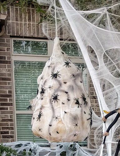 Giant Spider Decoration, Spider Cave Halloween, Diy Giant Halloween Decorations, Giant Spider Halloween Diy, Diy Giant Spider Halloween, Halloween Spider Web Decorations, Scary Insects, Halloween Tunnel, Diy Halloween Spider Web