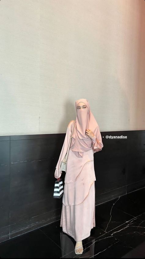 Credit to pretty @nliyyy_ Niqabi Aesthetic, Modest Stylish Outfits, Syari Dress, Muslim Outfit, Fesyen Islam, Celebrity Prom Dresses, Muslimah Outfit, Muslim Style, Muslim Outfits Casual