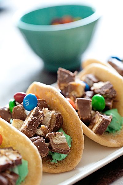 Cookie Taco Shells, Candy Tacos, Scrumdiddlyumptious Recipes, Dessert Tacos, Kids Desserts, Mexican Parties, Dessert Taco, Taco Shell, Fiesta Theme