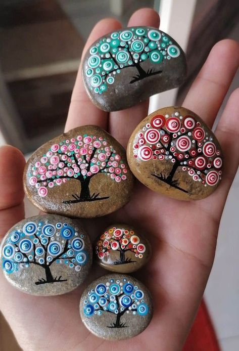 Garden Rock Art, Mandala Painted Rocks, Diy Rock Art, Painted Rock Animals, Art Pierre, Mandala Rock Art, Stone Art Painting, Painted Rocks Kids, Painted Rocks Craft