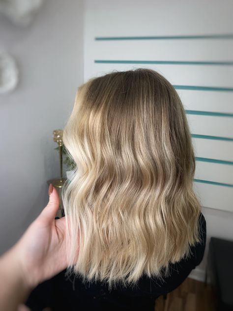 Highlight Lowlight Blonde Money Piece, Bold Money Piece Hair Blonde, Money Piece Balayage Short Hair, Blonde Hair Money Piece, Dirty Blonde Hair With Money Piece, Bold Money Piece Hair, Blonde Balayage With Money Piece, Sabrina Hair, Bold Money Piece