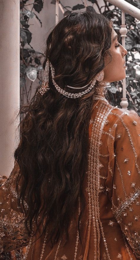 Indian Hair Piece, Indian Hairstyles Aesthetic, Heeramandi Hairstyles, South Indian Royalty Aesthetic, Saharey Earrings Hairstyle, Desi Wedding Hairstyles, South Asian Hair, Desi Hairstyles, Indian Hair Styles