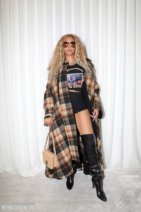 The largest photo gallery for Beyoncé Knowles with 100,000+ pictures, including photoshoots, appearances, performances, candids and more. Beyonce Outfits Casual, Beyonce Casual Outfits, Beyonce Casual, Beyonce Street Style, Beyonce Aesthetic, Bee Beyonce, Queen Bee Beyonce, Beyonce Outfits, 1st Dibs