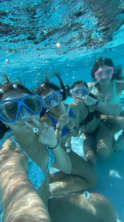 Snorkeling With Friends, 3 Friends Pictures, Pool With Friends Aesthetic, Friend Videos, Cute Friend Poses, Friends Group Photo, Halloween Costumes 2022, Photos Bff, Round Of Applause