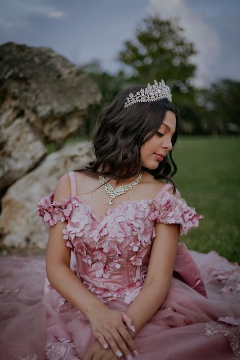 Quince Poses Photo Shoots, Quinceanera Poses, Quince Poses, Quince Photos, Photo Shoot Poses, Quinceanera Photoshoot, Shoot Poses, Sweet 15, Pic Ideas