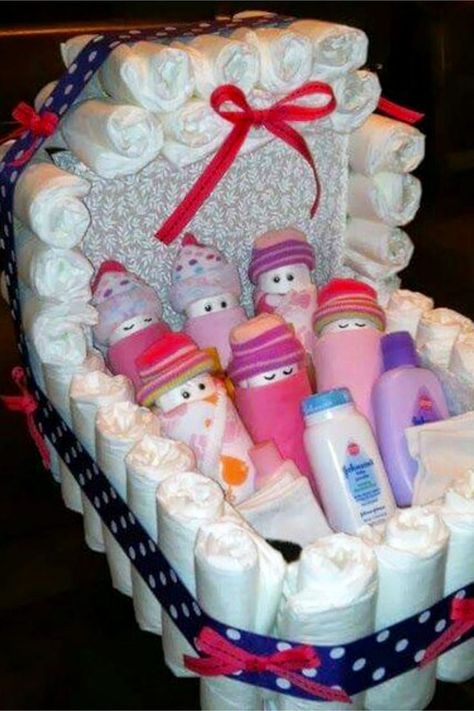 Baby shower gifts for mom - unique baby shower gift ideas like this baby bassinet gift basket made out of diapers - clever DIY diaper cake alternative Bassinet Gift Basket, Baby Shower Gifts For Mom, Cheap Baby Shower Gifts, Perlengkapan Bayi Diy, Diy Diaper Cake, Budget Baby Shower, Diaper Gifts, Baby Shower Gift Ideas, Cheap Baby Shower