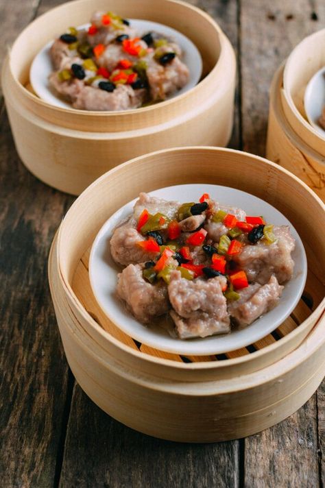 Chinese Steamed Spare Ribs with Black Beans is one of the best and well-known dim sum dishes. This steamed ribs dim sum recipe, is so easy to make at home! Chinese Broccoli Recipe, Spare Ribs Recipe, Chinese Broccoli, Dim Sum Recipes, Wok Of Life, Mapo Tofu, Chicken Spinach, Broccoli Recipe, Steam Recipes