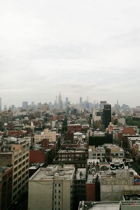 Rooftop views from a rooftop bar in Chinatown, Manhattan, New York City with Empire State Building in the distance #NYC #newyork #newyorkcity #rooftop Queens New York Aesthetic, New York City Rooftop, Chinatown Manhattan, Rooftop City, New York Rooftop, Maple Creek, Nyc Itinerary, Rooftop View, Nyc Guide