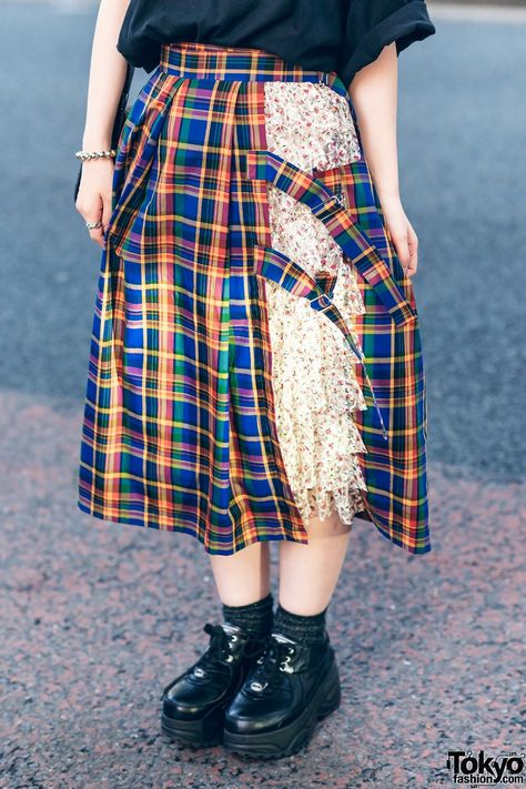 Japanese Upcycling Fashion, Japanese Street Fashion Harajuku Kawaii, Normcore Outfits, Look Festival, Quirky Fashion, Tokyo Fashion, Heart Bag, Plaid Fashion, Plaid Skirt