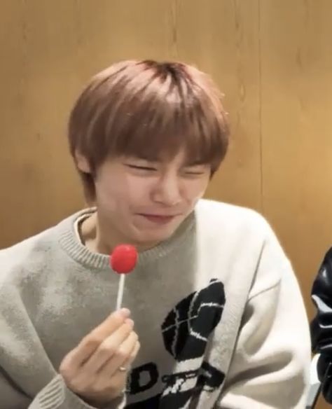 maknae trying to enjoy his lollipop😭 Jeongin Lollipop, Skz Being Fruity, Jeongin Funny Pics, Jeongin Eating Ice Cream, Yang Jeongin Funny Face, In Meme, Eating Ice Cream, Kid Memes, Pretty Eyes