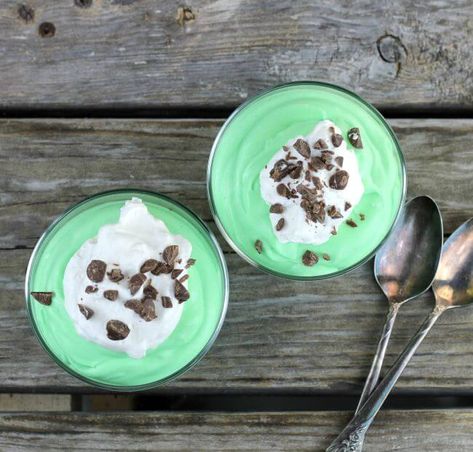 Mint Pudding, Minty Desserts, Kid Friendly Dessert, Pudding Shots, Pudding Dessert, Sweetened Whipped Cream, Quick Easy Desserts, Dessert Set, Pudding Desserts