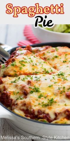 Spaghetti Pie Recipe Easy, Spaghetti Pie Recipe, Rice Ideas, Delicious Casseroles, Spaghetti Pie Recipes, Pasta Casseroles, Easy Baked Spaghetti, Mixed Green Salad, Italian Feast