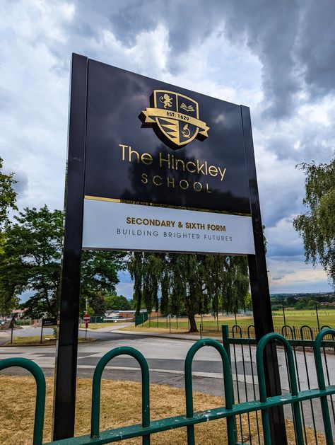 The Hinckley School's new ACM signage with flat-cut graphics looks mighty fine in their driveway. High gloss, high impact! #wemakeeducationlookgood #inspiredtolearn #themediacollective #tmc #schoolbranding #branddesign #schoolsignage #graphicdesign College Signage Design, School Signage Design, School Signage, Entrance Signage, Metal Signage, School Entrance, Shop Signage, School Signs, Signage Design