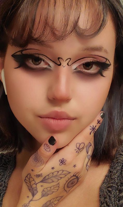 Graphic heart eyeliner Heart On Nose Makeup, Whimsygoth Makeup, Heart Eyeliner Makeup, Graphic Eyeliner Goth, Soft Goth Makeup, Heart Eyeliner, Alt Eyeliner, Eyeliner Inspo, Eyeliner Ideas