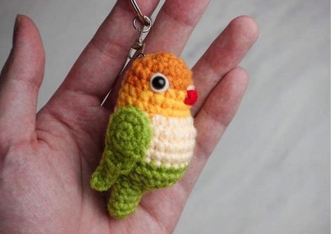 Green Amigurumi, White Cockatiel, Crochet Amigurumi Keychain, Crochet Parrot, Amigurumi Keychain, Crochet Keychain Pattern, Crochet Birds, Pola Amigurumi, Easy Crochet Projects