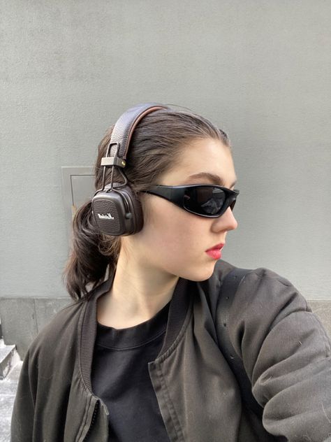 Brown Marshall Headphones, Marshall Headphones Outfit, Headphone Girl, Headphone Aesthetic, Marshall Headphones, Headphones Aesthetic, Iphone Macbook, Cute Headphones, Girl With Headphones