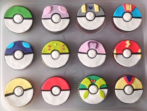 Poke Ball Cupcakes, Pokeball Cookies, Cupcakes Pokemon, Pokeball Cupcakes, Pokeball Cake, Pokemon Cupcakes, Pokémon Birthday, Theme Cupcakes, Pokemon Diy