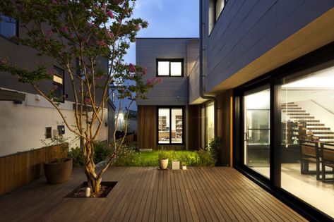 Stunning South Korean home Yongin Dongsanjae built by Lee.haan.architects around a beautiful private garden Modern Korean House Exterior, Korean Home Interior, Modern Korean House, Korean House Exterior, Korean Modern House, Korean House Interior, Korean House Design, Manor House Interior, Korean House