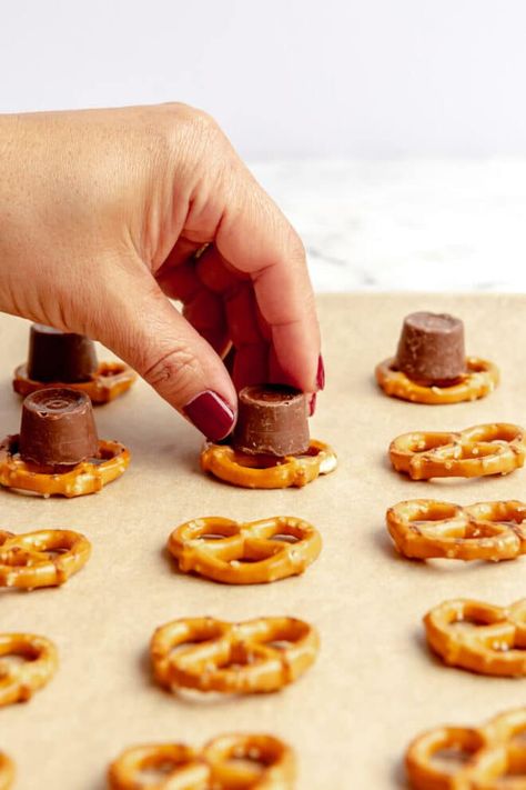 Rolo Cracker Cookies, Roll Pretzel Candy, Cookies With Rolos Inside, Rolo Desserts Easy Recipes, Pretzels And Rolos Candy, Recipes With Rolo Candy, Rolo Candy Recipes, Rolos Pretzels, Rollo Pretzel Treats