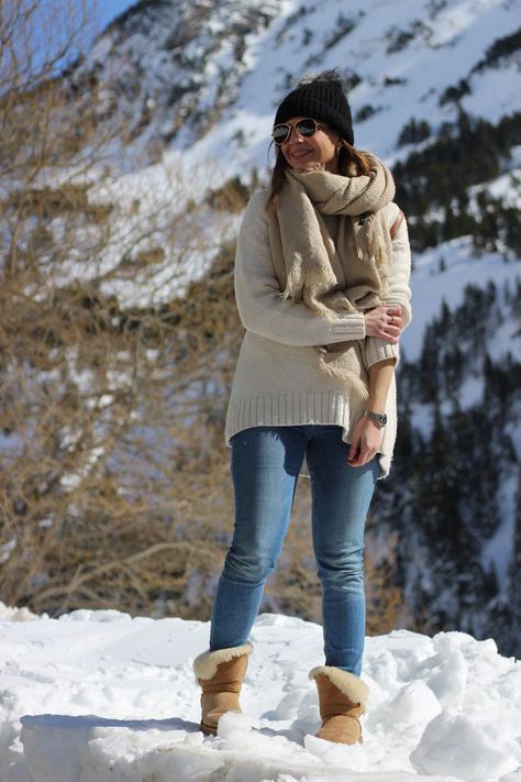 outfit de invierno con botas UGG marrones, brown scarf, beany, hat, sunglasses. Fashion blogger Vanessa Cano from In Front Row Style. #fashion #blog #ootd #outfits #style Beany Hat, Winter Warm Outfits, Outfit Botas, Ugg Boot, Brown Scarf, Long Skirt Outfits, Parka Women, Winter Fashion Outfits Casual, Uggs Outfit