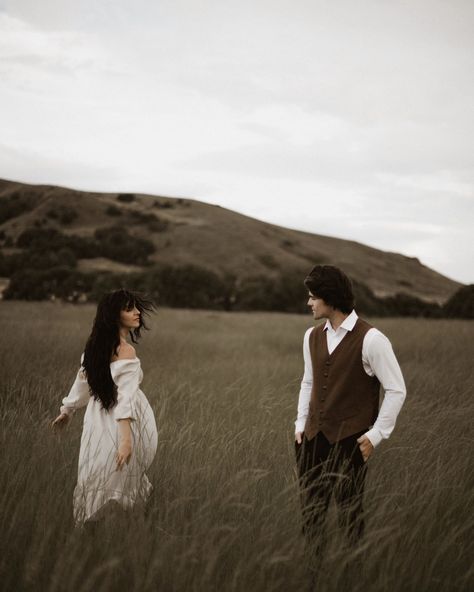 Open field couples photoshoot 1800s Romance, Field Couples Photoshoot, Western Couples, Pre Shoot, Model Call, Open Field, Fall Photoshoot, Pose Ideas, To The End