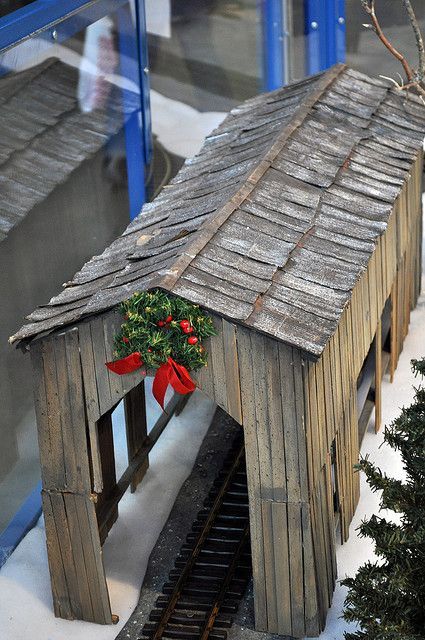 Model covered bridge Model Train Table, Model Train Accessories, Garden Railroad, Ho Model Trains, Train Table, Toy Trains Set, Diy Christmas Village, Model Train Sets, Christmas Village Display